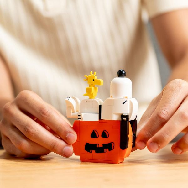 Brickcraft Peanuts Snoopy Sleeping On Pumpkin 112-Piece Building Set
